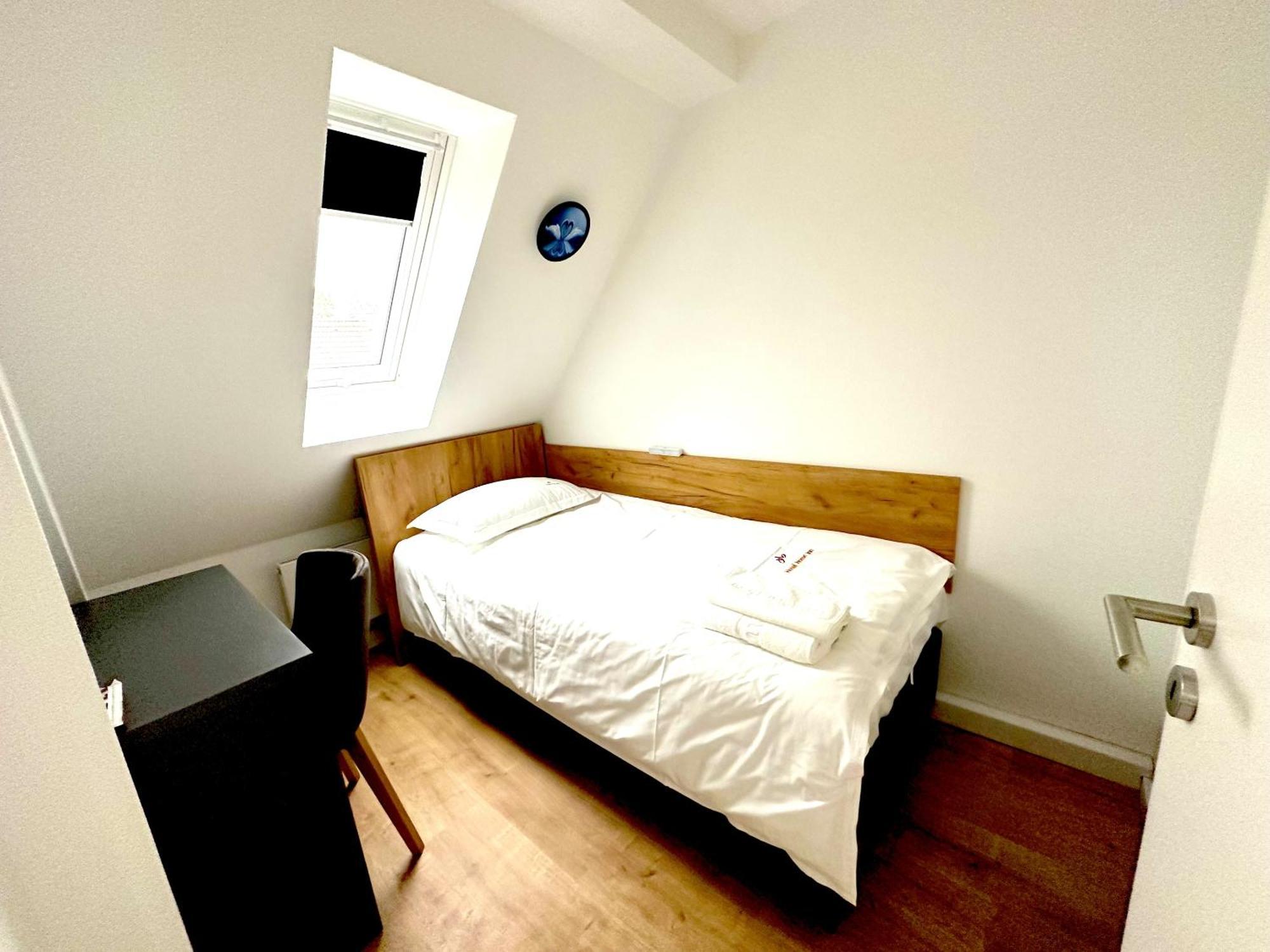 Home Inn Hotel Dormagen Oda fotoğraf